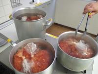 ポリ袋で調理する様子