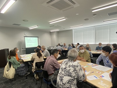 ディスカッションしている写真