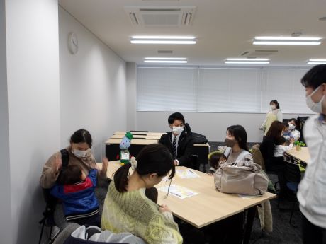 子育てについて語り合う様子