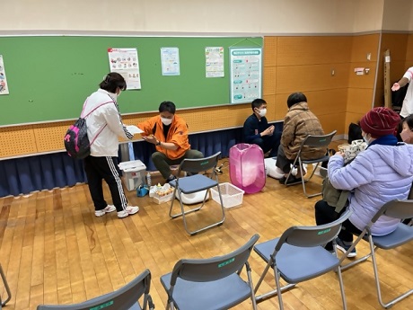 骨密度を測定する様子