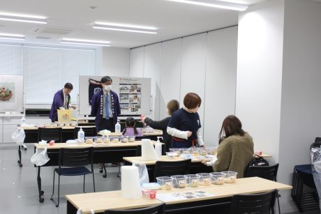 みそ玉を作る様子