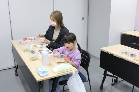 みそ玉を作る様子