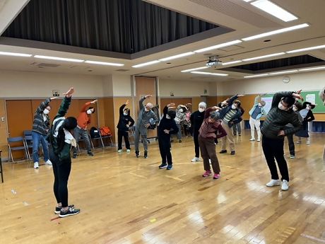 準備体操をする様子