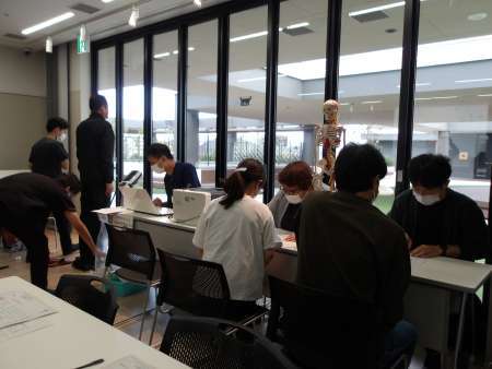 測定結果の説明を受ける様子