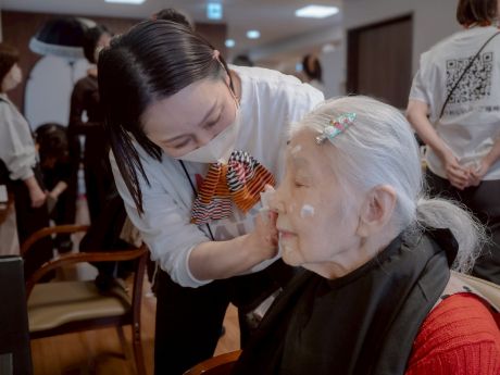 メイクをしている様子