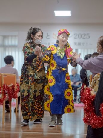 ランウェイを歩く様子