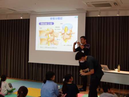 スポーツ障害の説明をする様子