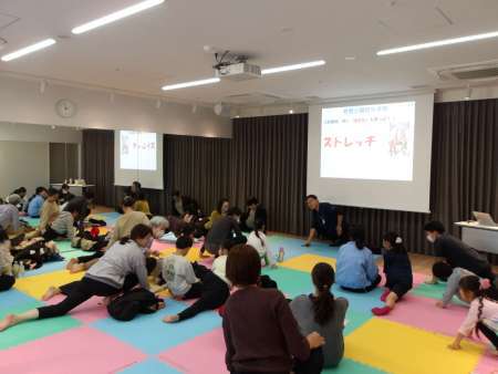 ケガ予防のストレッチをする様子