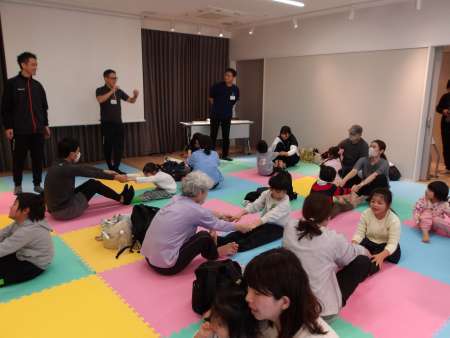 親子でペアになって体操