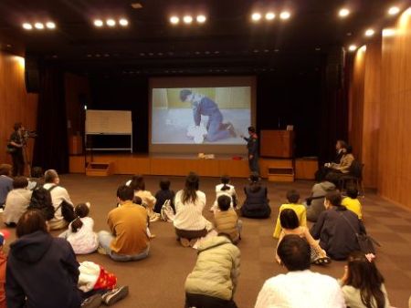 応急救護の説明をする様子