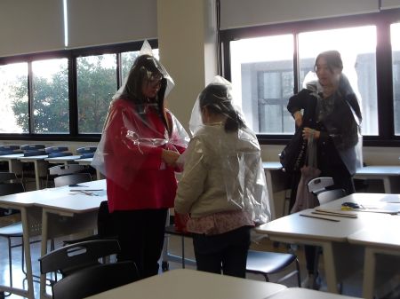 ビニル袋レインコート作成の様子