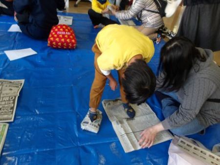 新聞紙スリッパづくりの様子