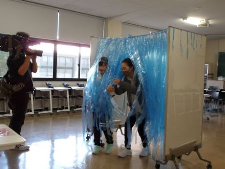 ビニル袋レインコートで暴雨を突破