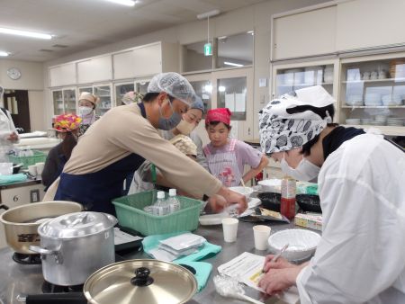 北原先生のお話を聞いて、実際に調理に取り掛かる様子