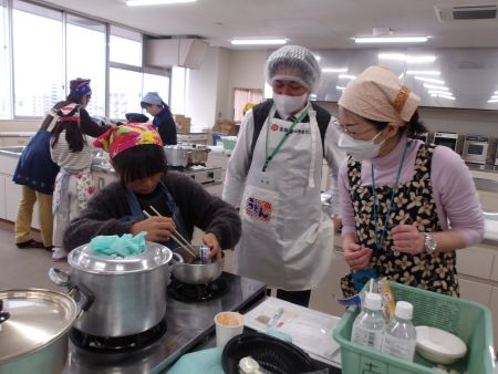 オイルサーディンを煮る様子