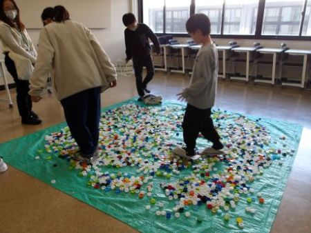 新聞紙スリッパで障害物をクリア