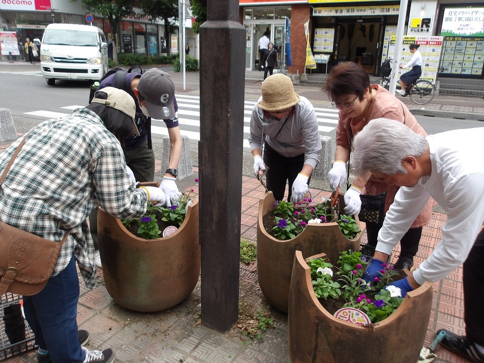 大橋駅西口広場の植え替えの様子1