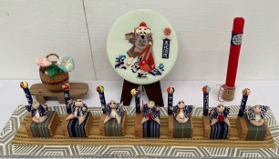 山本 佳代子さんの工芸の作品、タイトル「山の男衆はイケメンタイ！」