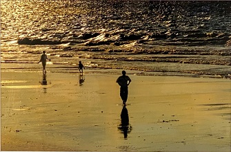 鹿田東男さんの写真の作品、タイトル「残照の渚」