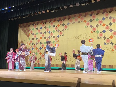 民舞のステージ発表の写真