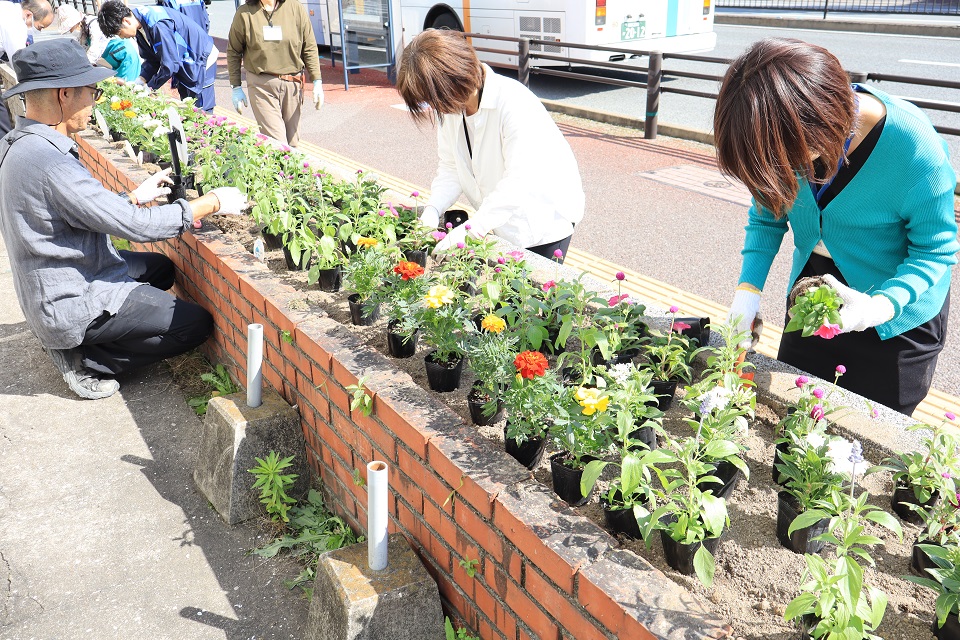 南区役所の花壇植え替えの様子1