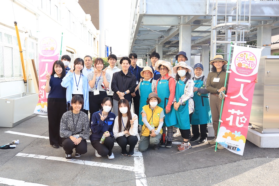 南区役所の花壇の植え替えの様子4