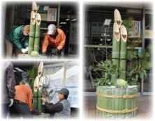 東花畑校区公園愛護会の皆さんが作った門松（南区役所正面玄関）2013年12月撮影