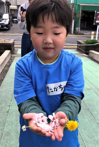 子どもの手のひらに花びら２