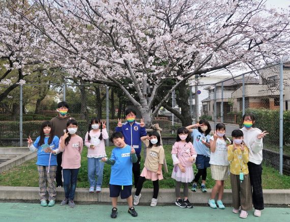 桜の前で集合写真