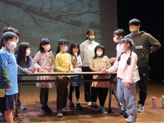 演劇発表　桜を切らずにすむ計画会議のようす