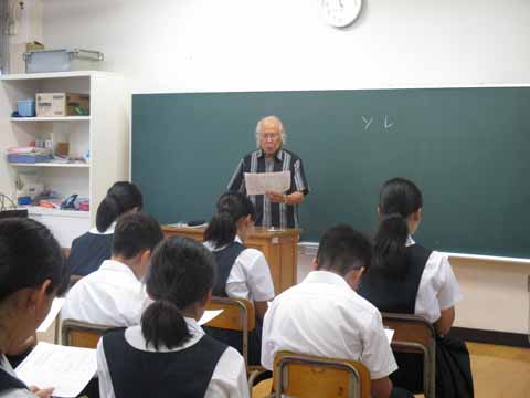 岡本先生による詩吟の講習の様子