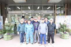 東花畑校区公園愛護会の皆さんが作った門松（区役所正面玄関）2017年12月撮影