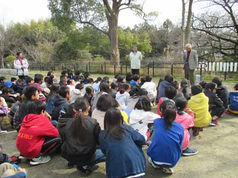 土居さんのお話を聞いている写真