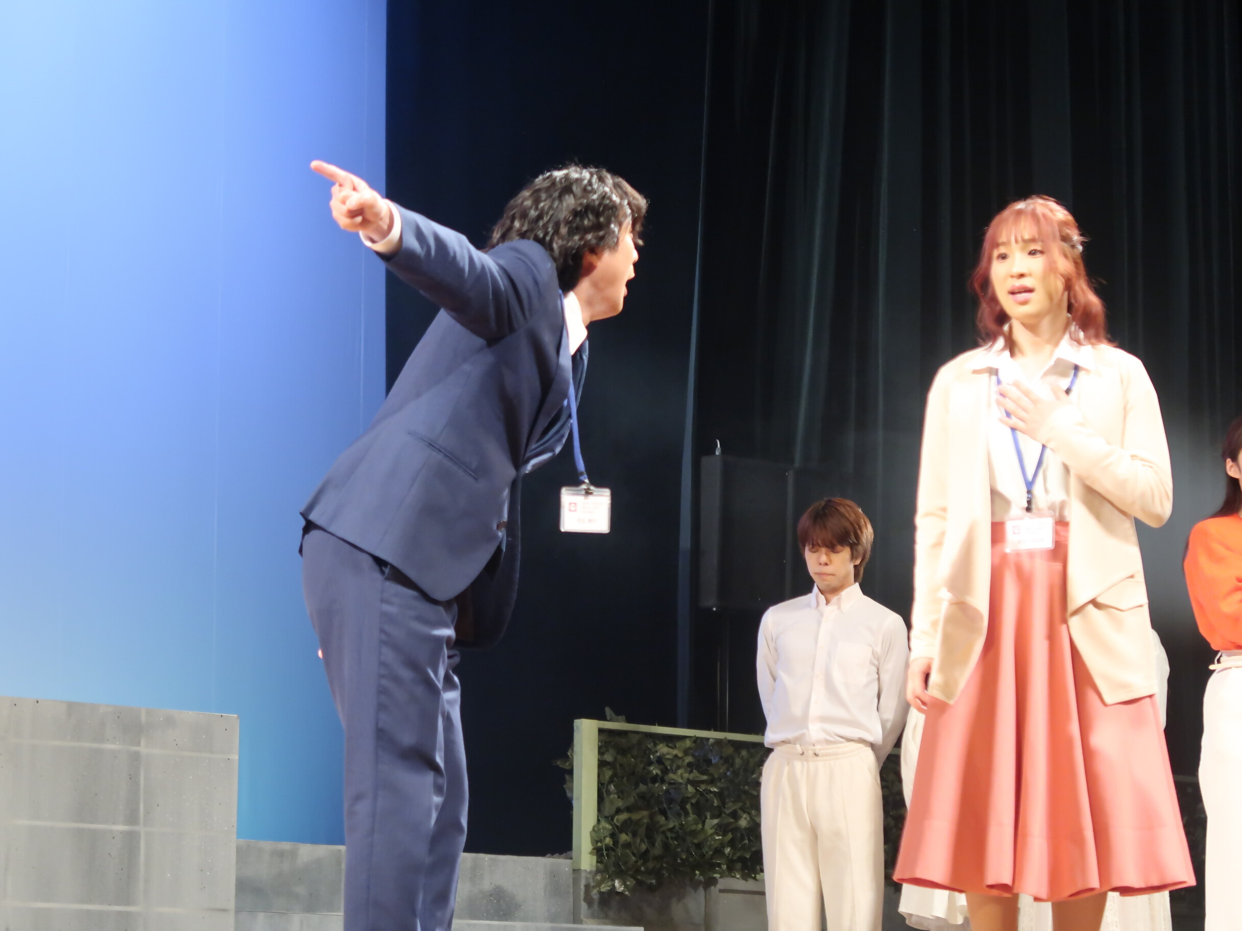 上演の様子（指差し話している）