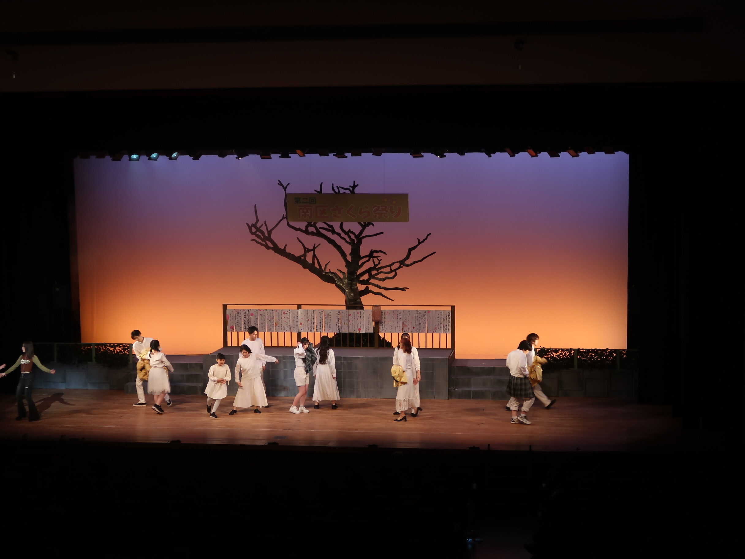 上演の様子（桧原桜の木の下）