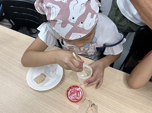 バター作りをしている写真