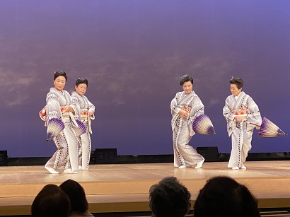 民舞のつどいステージ上の様子