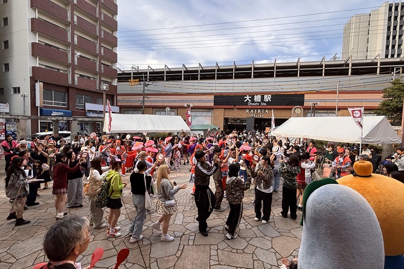 総踊りの様子の画像