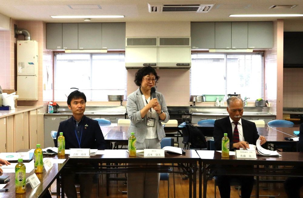 懇談会であいさつをする高木区長の写真