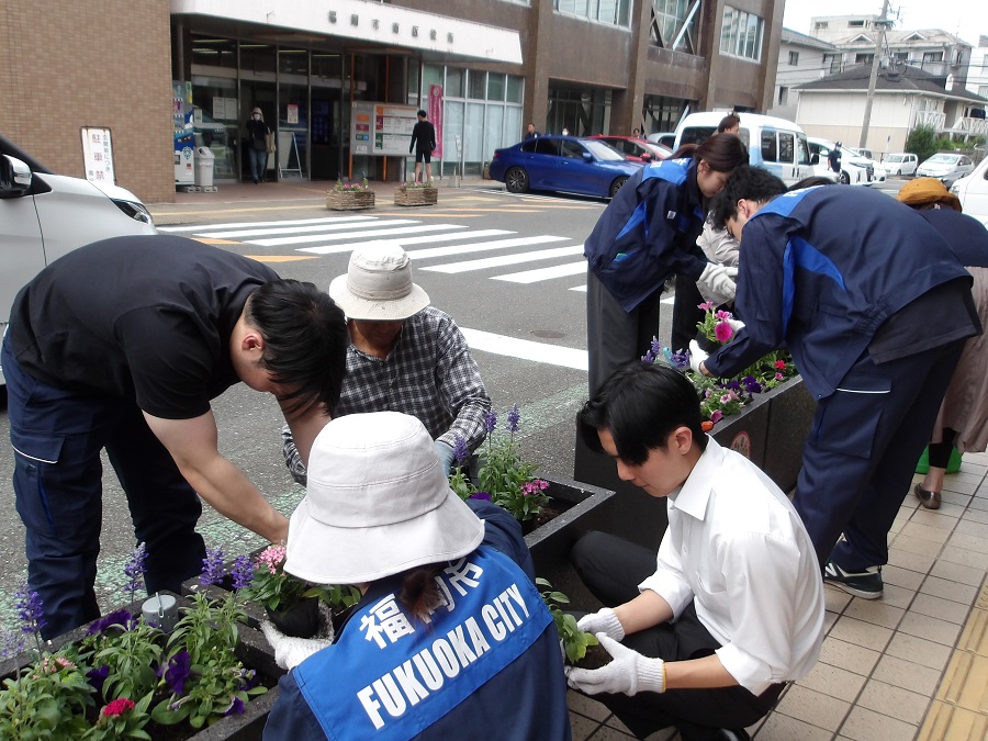 本館前花壇植え替えの様子