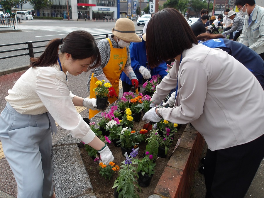 保健福祉センター前花壇植え替えの様子