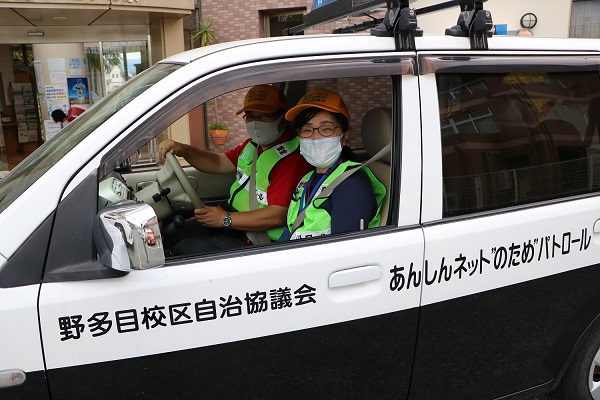 画像:青パトに乗務するエフコープスタッフ