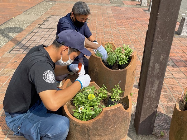 協力して花を植え替え