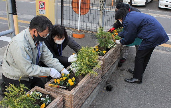 南区役所庁舎花壇の植え替え（冬）