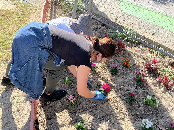 花を植え替える地域の皆さん