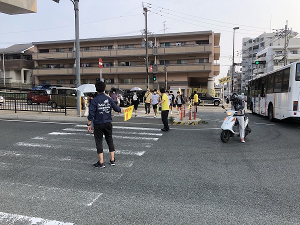 写真:登校時の見守りの様子