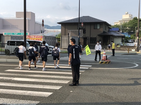 写真:登校時の見守りの様子