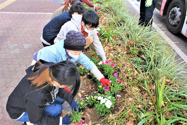 大橋駅前植え替え作業風景