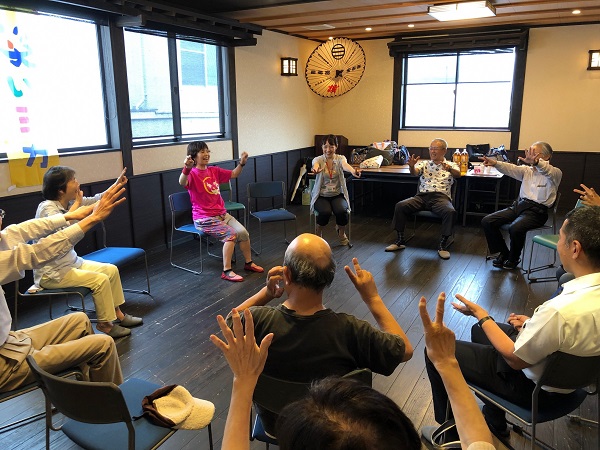 円になって笑い合う様子