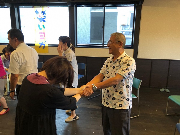 笑いながら握手